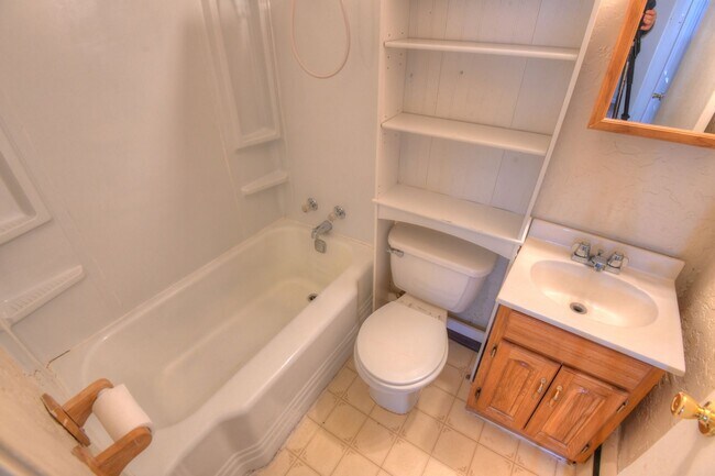Building Photo - 5 Bed /2 Bath Single Family Home for Rent ...