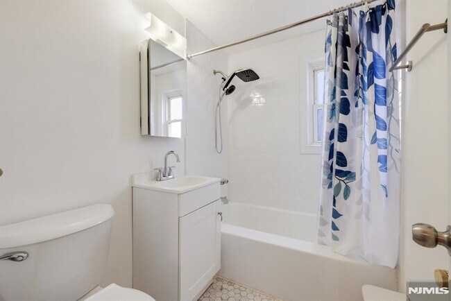 Building Photo - 25 Hastings Ave