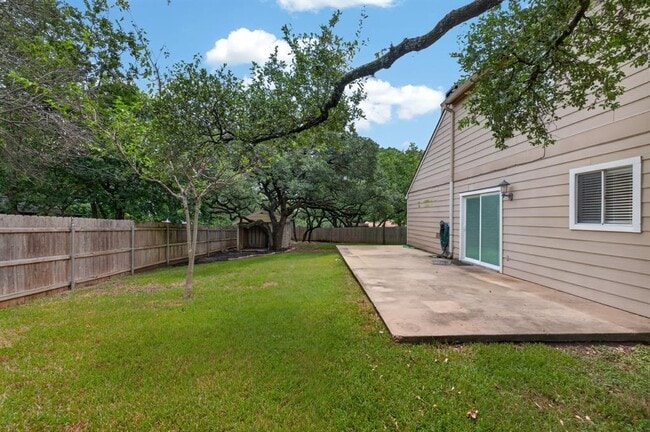 Building Photo - 1202 Knollpark Cir