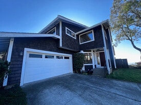 Building Photo - 2221 Pinehurst Way