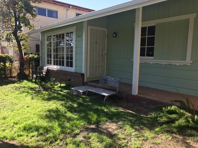 Primary Photo - 911 N Orange Grove Ave