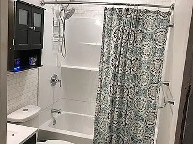 Building Photo - NEW LISTING!!! Beautiful 6 bedroom, 2 bath...