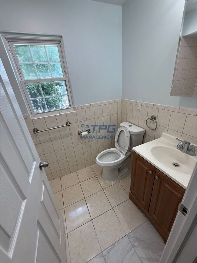Building Photo - 245 N 19th St