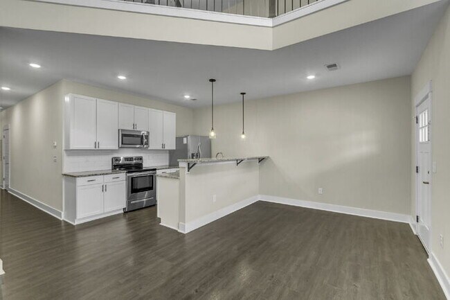 Building Photo - Modern 2BD, 2.5BA Townhouse with Large Loft in Travelers Rest