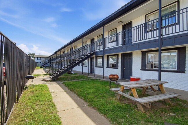 Building Photo - Convenient Location 1 bed 1 bath apartment - HVAC