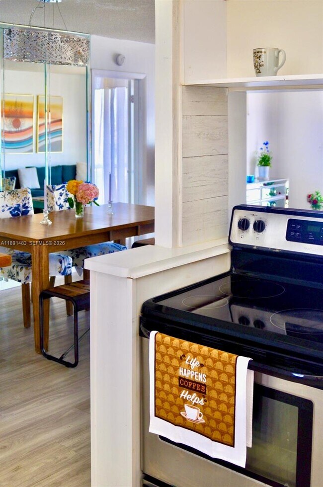 Building Photo - 2910 Point E Dr