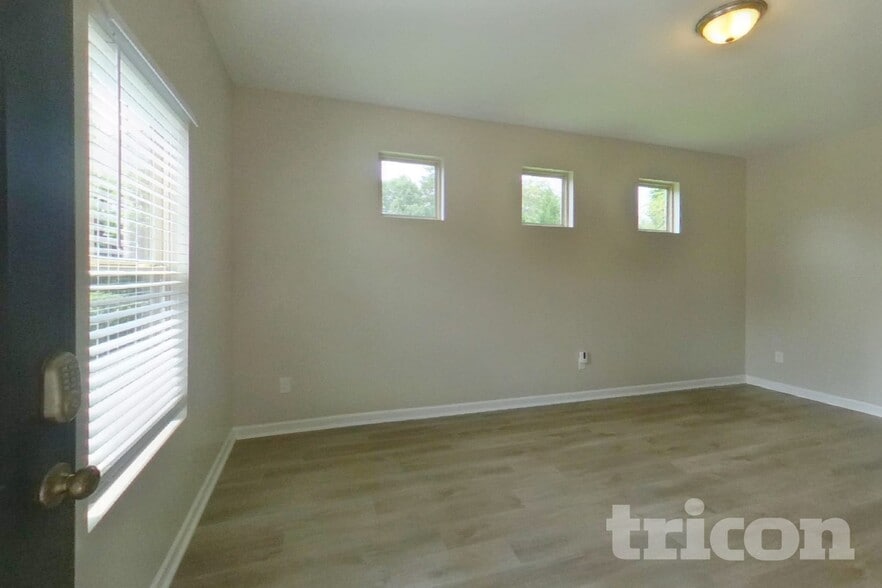 Building Photo - 4118 Lindbergh Wy