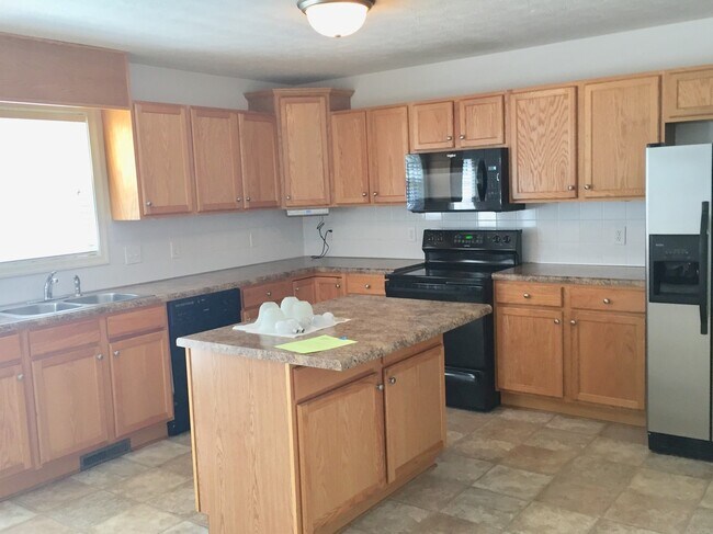 Building Photo - 4 Bedroom 3.5 Bath end unit- Available Aug...