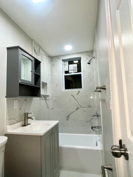 Building Photo - 364 River Dr