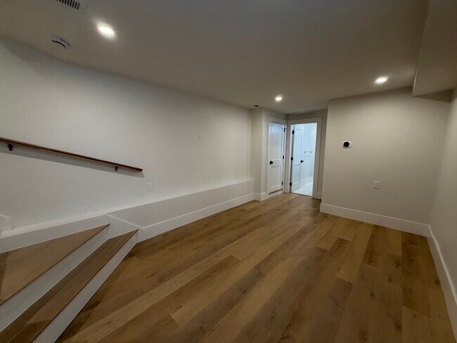 Building Photo - 7 Bennett St