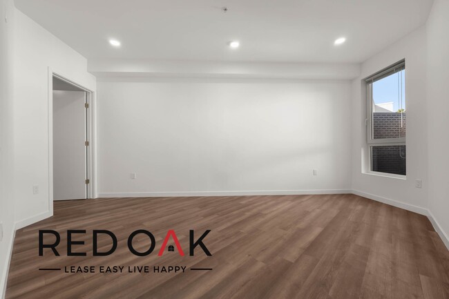 Building Photo - Beautiful One Bedroom Penthouse with Tons ...