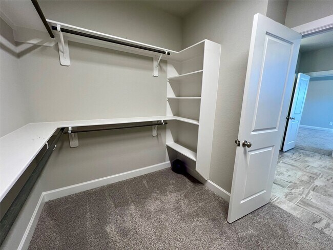 Building Photo - 547 Kingston Ln