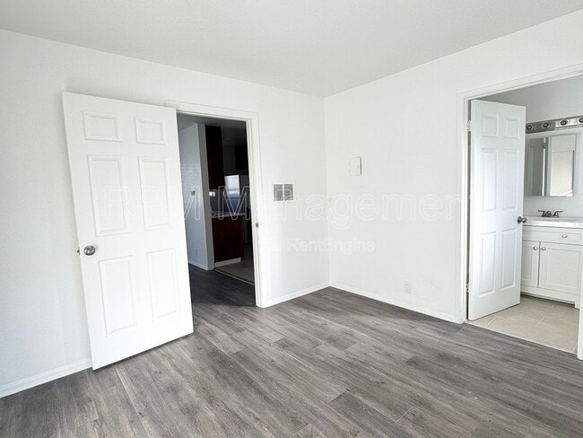 Building Photo - 6624 Sylmar Ave