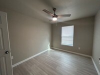 Building Photo - Large 3 Bedroom Duplex