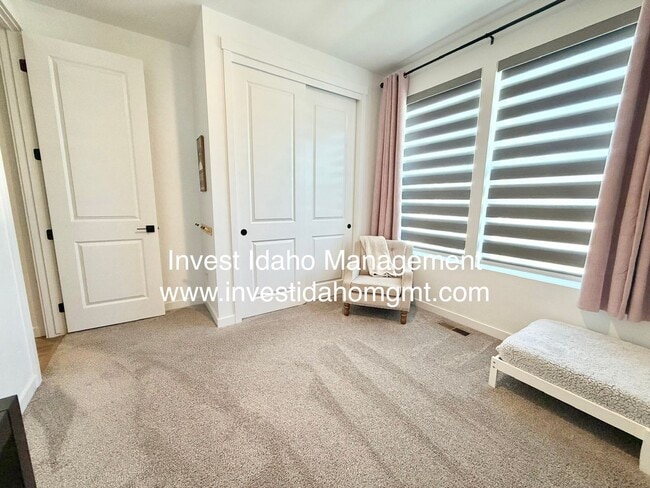 Building Photo - A Home You'll Fall in Love With