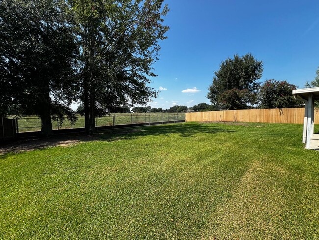 Building Photo - 4 Bedroom, 2 Bathroom, large yard, 2 car c...