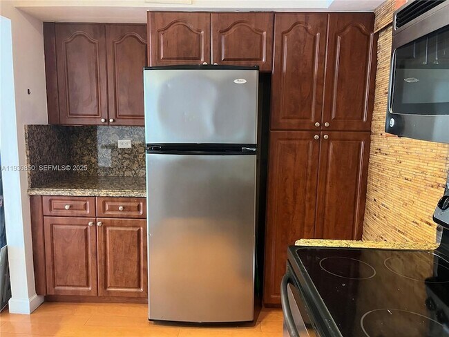 Building Photo - 1408 Brickell Bay Dr