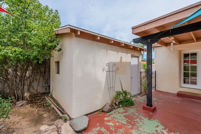 Building Photo - 2333 E Drachman St
