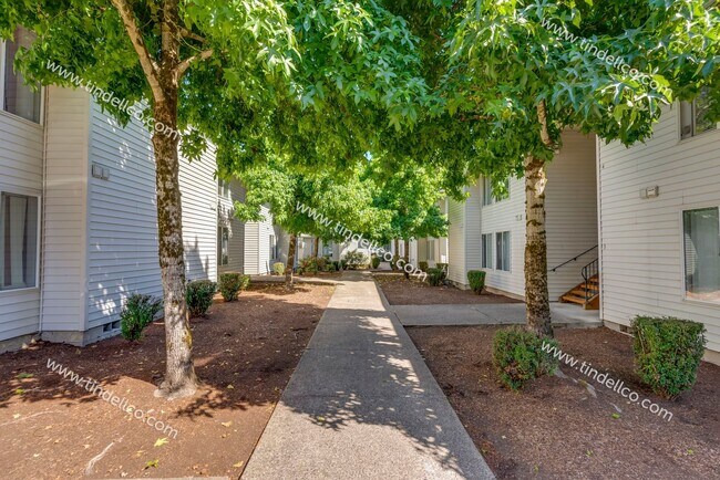 Building Photo - Spacious Pet-Friendly Ground Level Unit w/ Parking Included!