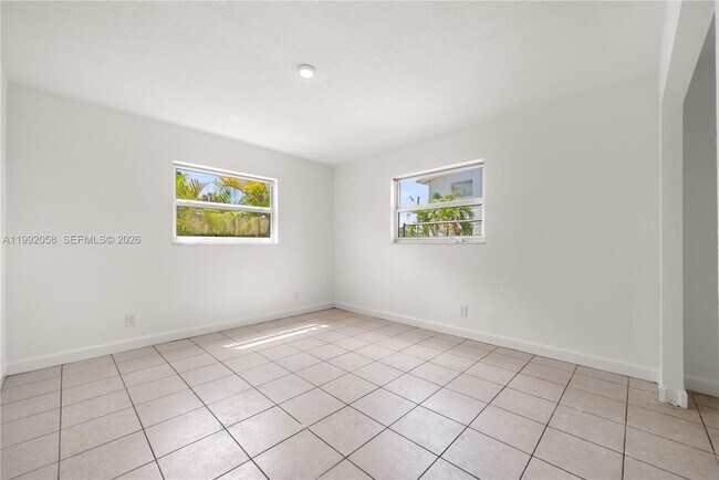 Building Photo - 608 SW 16th Ave