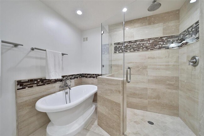 Building Photo - 1 Greenridge Forest Ct