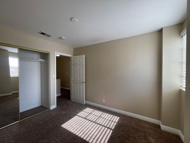 Building Photo - Lancaster 3 bedroom - AVAILABLE NOW!