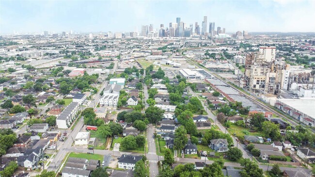 Building Photo - 903 Oakhurst St