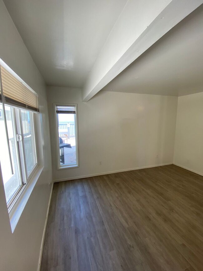 Building Photo - 6647 Del Playa Dr