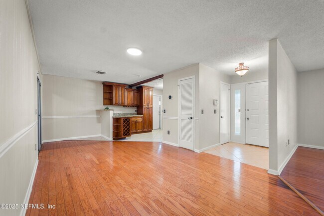 Building Photo - 2726 Winrock Dr W