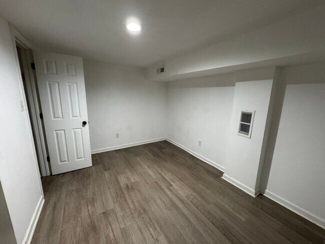 Building Photo - Near Westside 4 Bedroom 2 Bath
