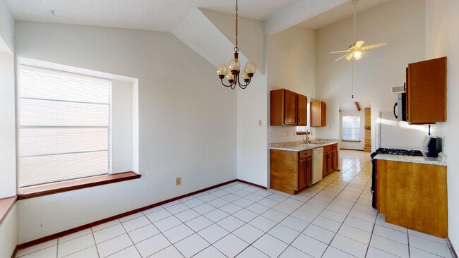 Building Photo - 909 Tepic Dr