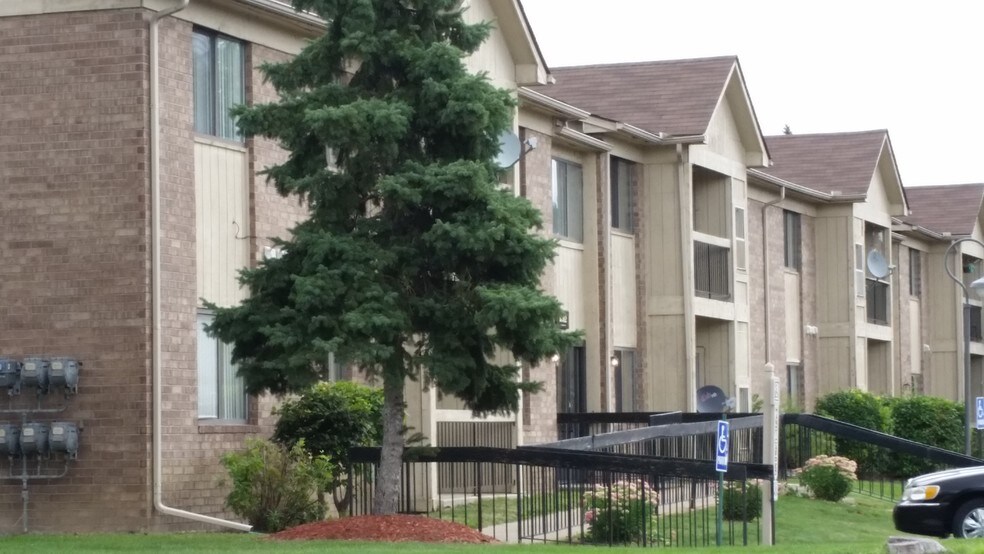 Sandhurst Apartments 30582 Sandhurst Dr Roseville MI 48066