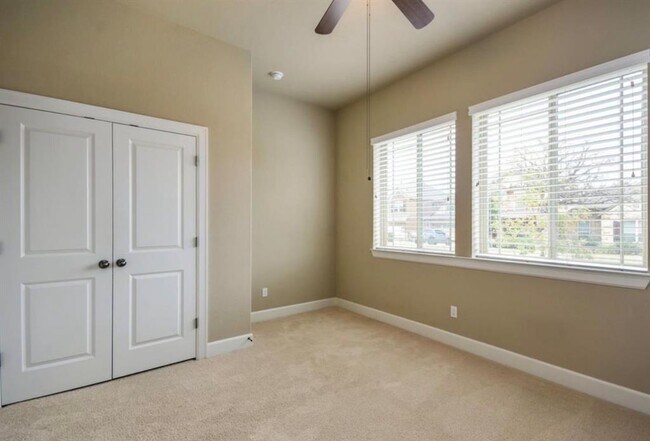 Building Photo - 213 Simmons Dr