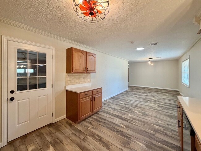 Building Photo - Beautifully Updated