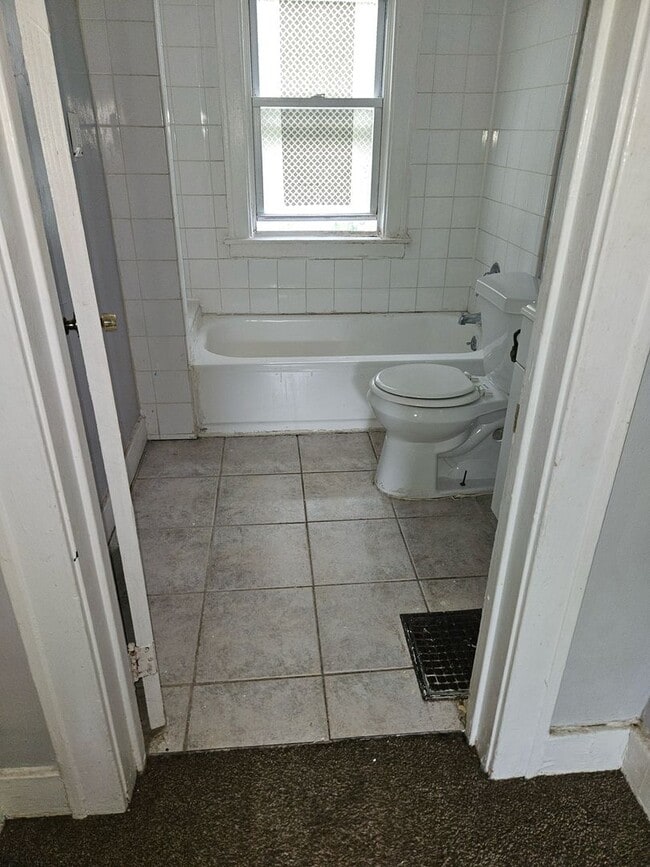 Building Photo - 2 bedroom/ 1 bathroom Detroit's Westside Home