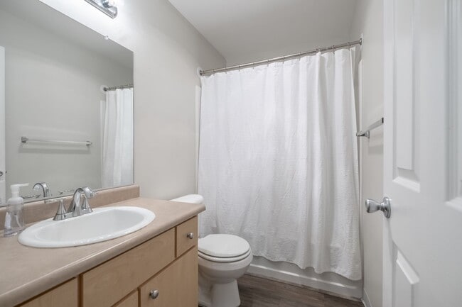 Building Photo - Stylish 2-Bedroom Condo Near OSU – Spaciou...