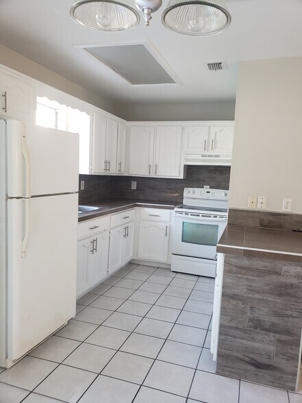 Building Photo - 1105 Lexington Cir