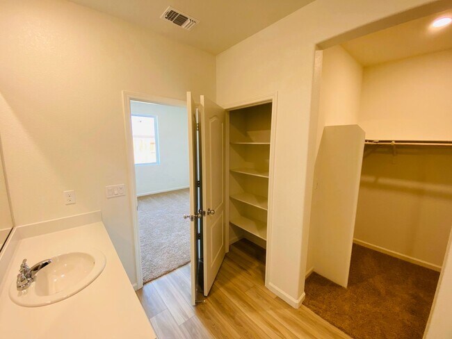 Building Photo - 5531 Glowhaven St