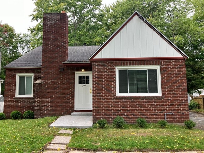 Building Photo - Spacious 5 bed, 2 bath classic brick home