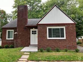 Building Photo - Spacious 4bed, 2.5 bath classic brick home