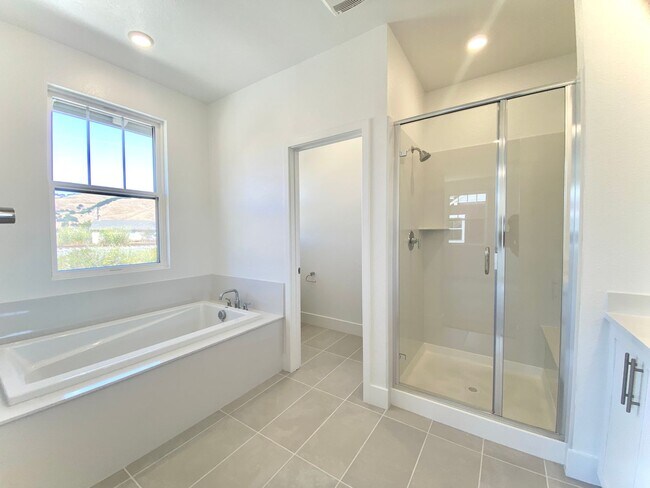 Building Photo - Gorgeous Townhome in Fremont's Niles Neigh...