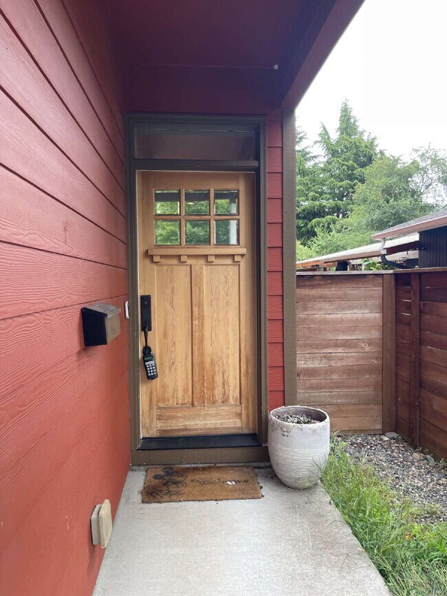 Building Photo - 3 Bedroom / 2.5 Bathroom Home with Attached Garage & Fenced Backyard