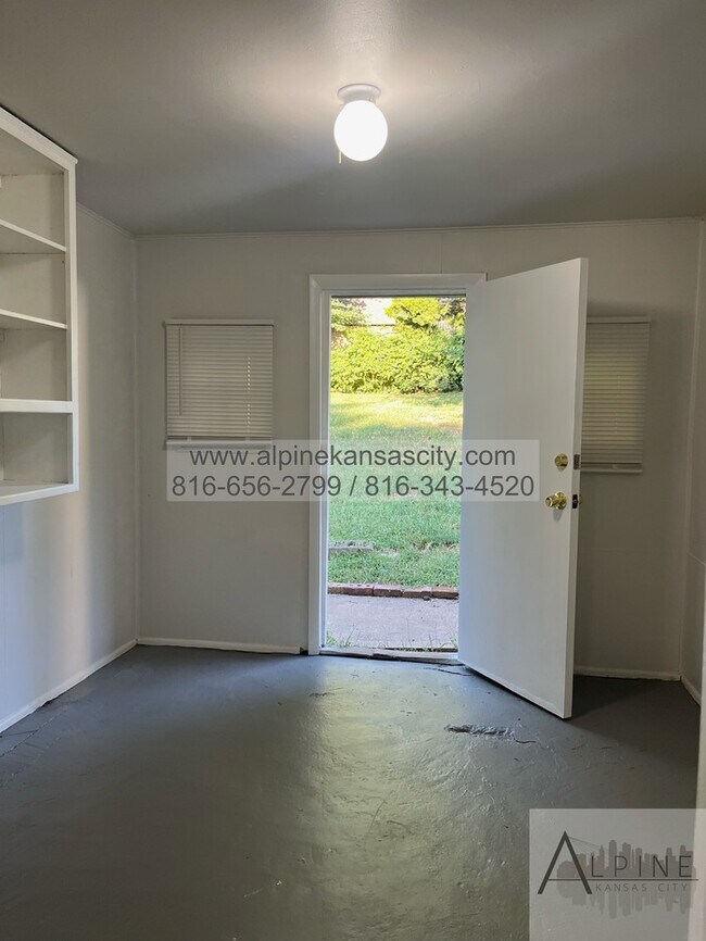 Building Photo - Independence Home Available