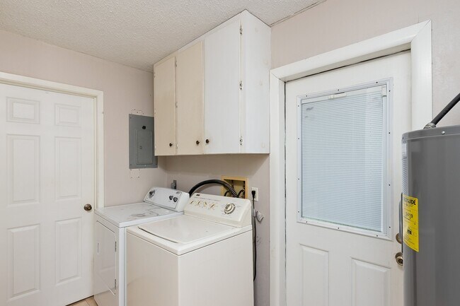 Building Photo - 2005 Point West Dr