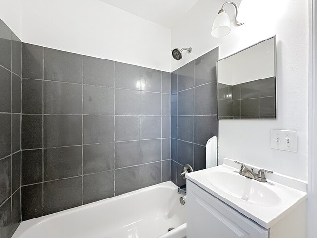 Building Photo - 5330 Quan Dr