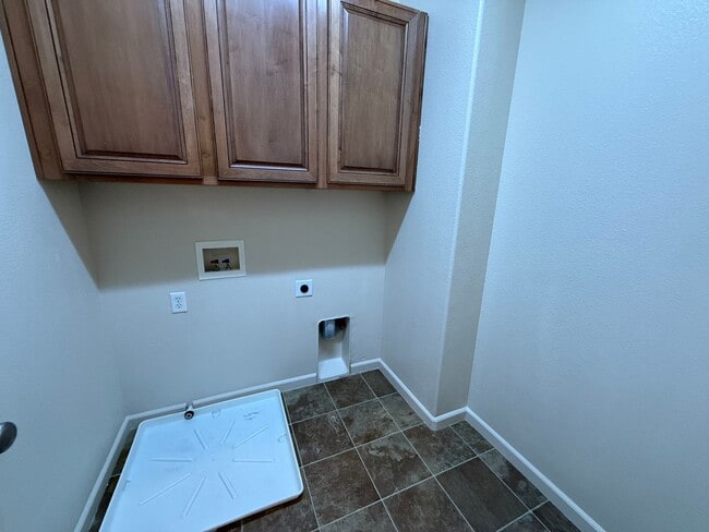 Building Photo - 1985 Linden Rd