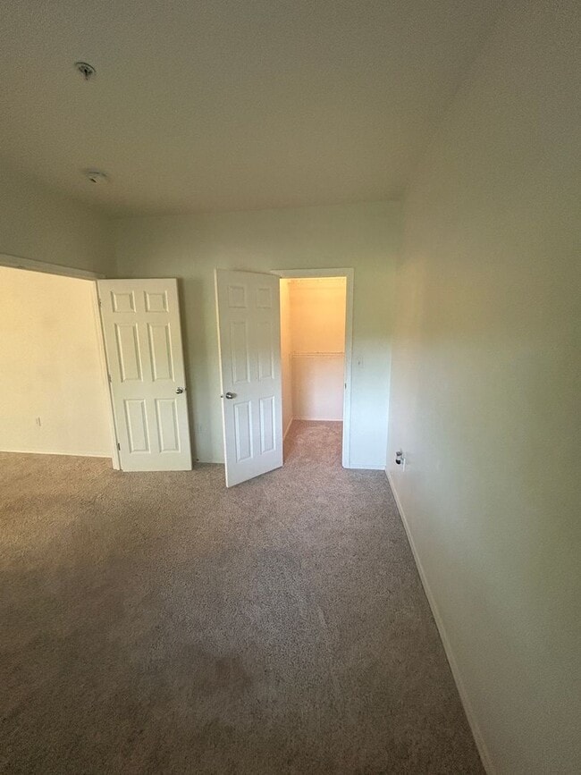 Building Photo - 3 Bed, 2 bath 3rd floor Condo w/garage in ...