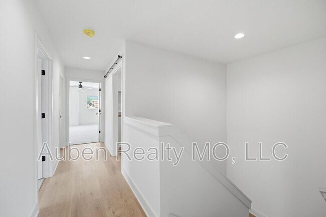 Building Photo - 216 NW Orchard St