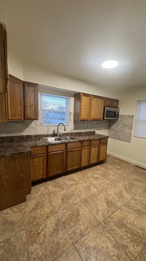 Building Photo - 2162 Vermont St