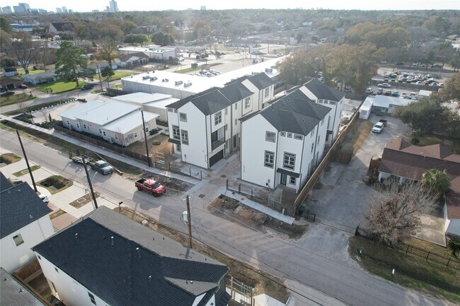 Building Photo - 1913 Hoskins Dr